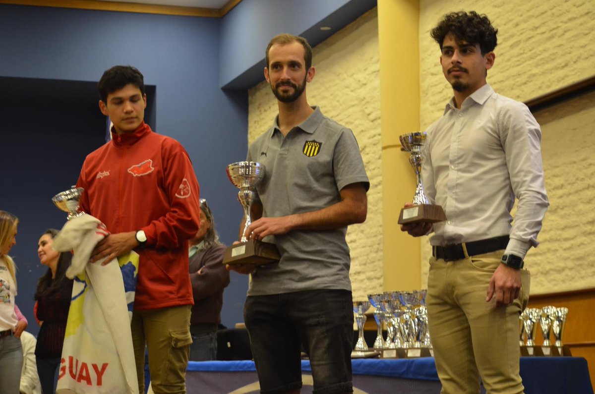 PEÑAROL | Atletismo (@capatletismo) on Twitter photo La Unión de Triatlón del Uruguay <a href="/UTriU/">Triatlón Uruguay</a> en sala de AGADU repleta premio a los mejores atletas de la temporada 2022, y la #LeyendaAurinegra <a href="/franforestier1/">Franco Forestier</a> recibió un nuevo reconocimiento en su ejemplar trayectoria deportiva, está vez como actual #tricampeón nacional de #Duatlón La Unión de Triatlón del Uruguay <a href="/UTriU/">Triatlón Uruguay</a> en sala de AGADU repleta premio a los mejores atletas de la temporada 2022, y la #LeyendaAurinegra <a href="/franforestier1/">Franco Forestier</a> recibió un nuevo reconocimiento en su ejemplar trayectoria deportiva, está vez como actual #tricampeón nacional de #Duatlón