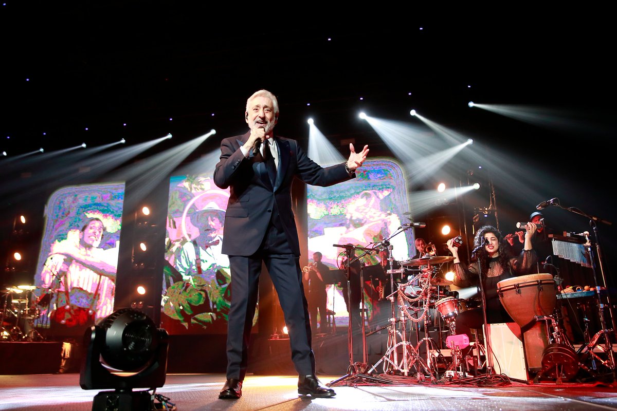 RogersArena's tweet image. Last night in Vancouver... with the legendary @Ebihamedi! 🙌

#TheLoveProject