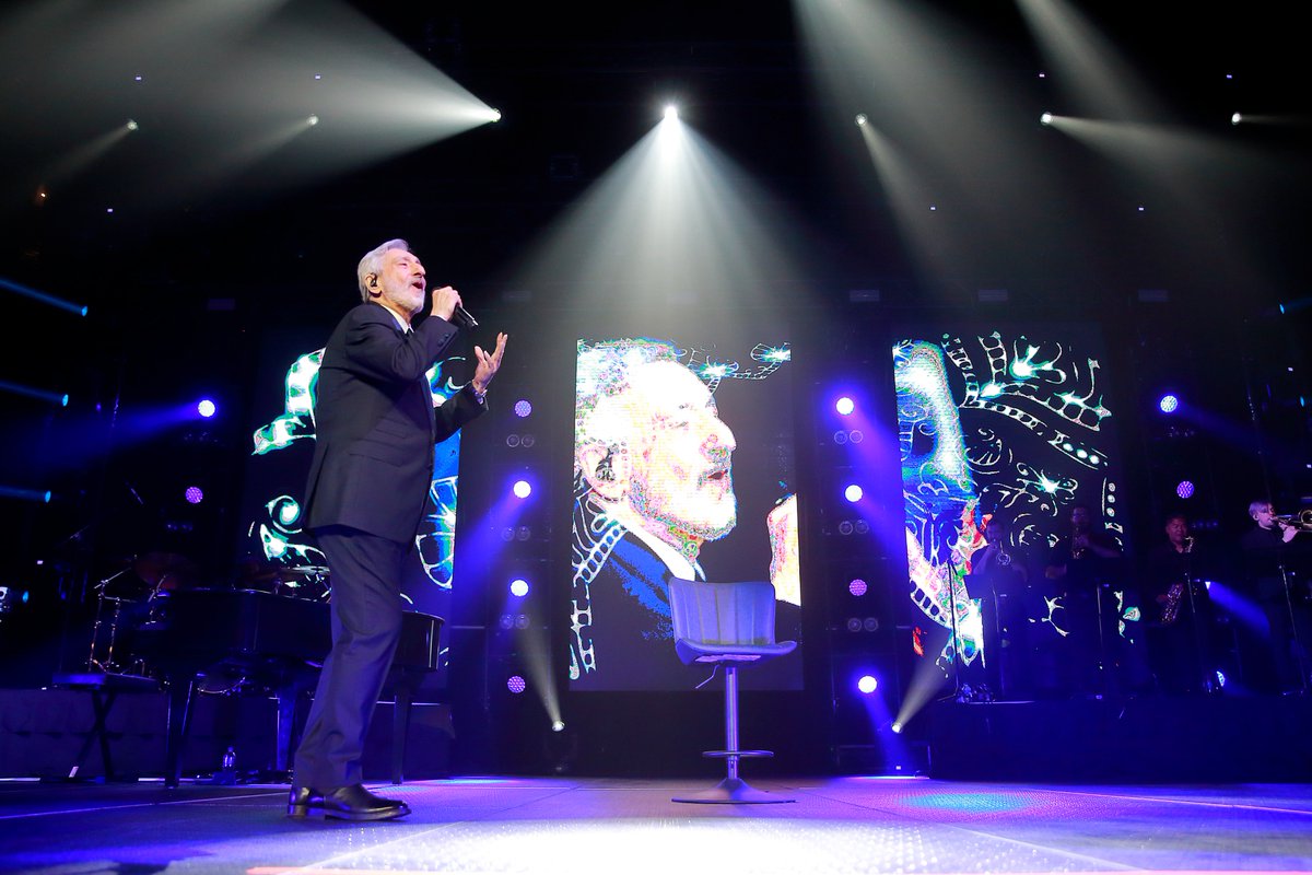 RogersArena's tweet image. Last night in Vancouver... with the legendary @Ebihamedi! 🙌

#TheLoveProject