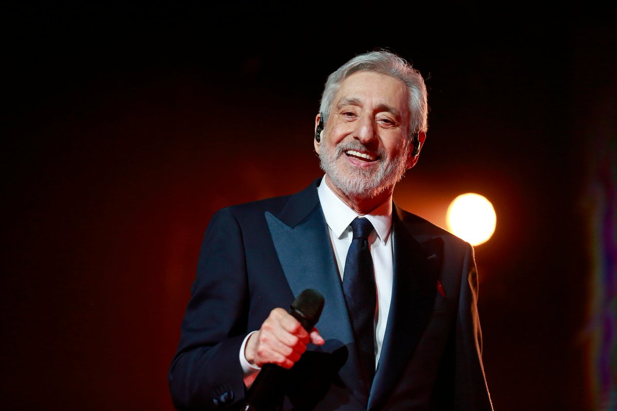 RogersArena's tweet image. Last night in Vancouver... with the legendary @Ebihamedi! 🙌

#TheLoveProject