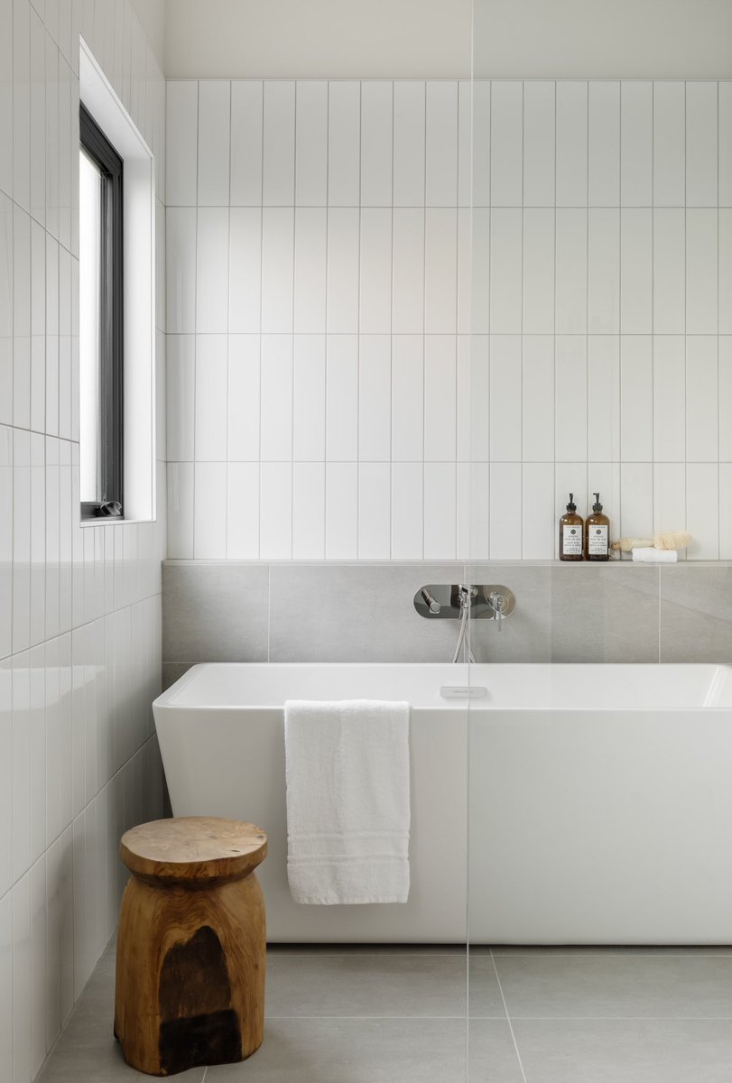 CatalystBuilds's tweet photo. Is the primary ensuite your most favourite room in your house? If not, we should chat. 😏🛁 
.
design/build @CatalystBuilds 
📸: mjay photography
#bathroomdesign #ensuite #remodel https://t.co/Krg4nsYxgj
