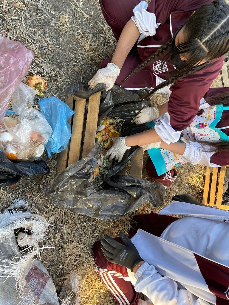 RFM165TV's tweet photo. Compartimos el avance de nuestro proyecto: "La basura, un problema que nadie quiere ver", con los alumnos se están llevando a cabo acciones para concientizar a nuestra comunidad sobre la separación de residuos e implementación de estos en la elaboración de compostas. https://t.co/QDUzmr2gfX