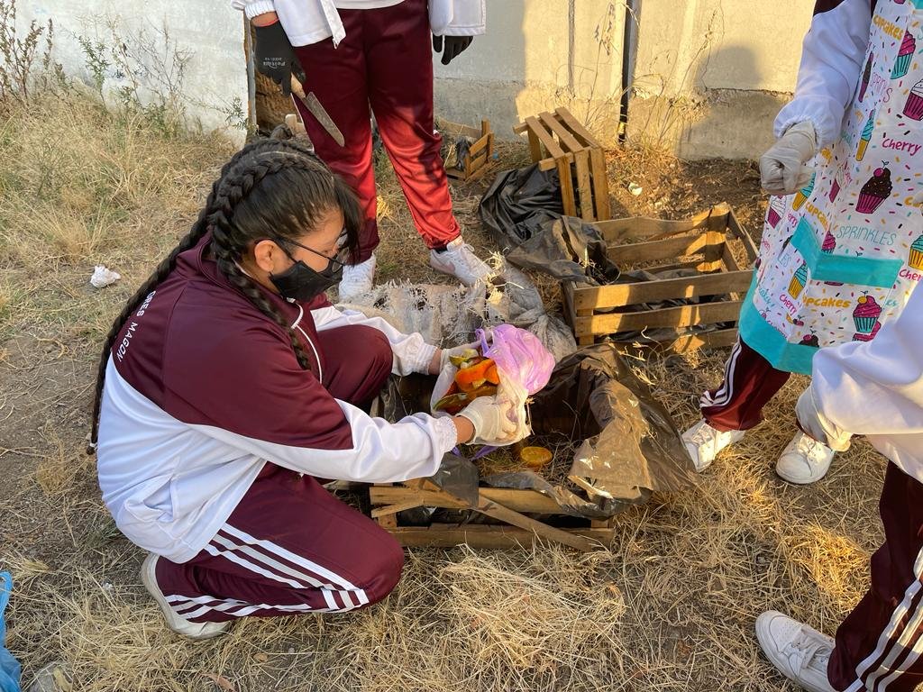 RFM165TV's tweet photo. Compartimos el avance de nuestro proyecto: "La basura, un problema que nadie quiere ver", con los alumnos se están llevando a cabo acciones para concientizar a nuestra comunidad sobre la separación de residuos e implementación de estos en la elaboración de compostas. https://t.co/QDUzmr2gfX