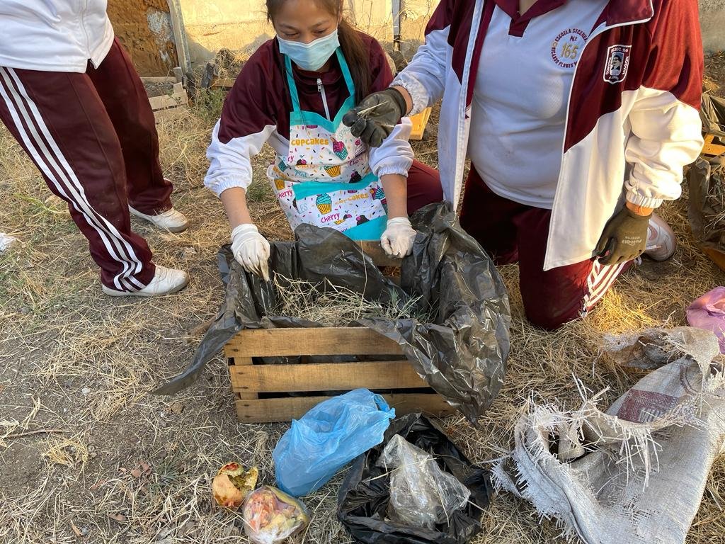 RFM165TV's tweet photo. Compartimos el avance de nuestro proyecto: "La basura, un problema que nadie quiere ver", con los alumnos se están llevando a cabo acciones para concientizar a nuestra comunidad sobre la separación de residuos e implementación de estos en la elaboración de compostas. https://t.co/QDUzmr2gfX