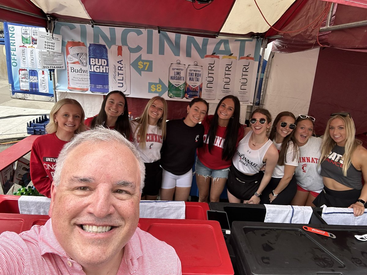 cincygreghoodin's tweet photo. Just kinda hanging out with @GoBearcatsDANCE @TasteCincinnati #tastecincy #Bearcats always #makesummerfunner #BearcatFamily #BearcatsUnited #BearcatForLife @uofcincy @uofcincyalumni @GoBearcatsUCATS @GoBEARCATS #tasteofcincy #sundayincincy #sundayvibes #summerincincy https://t.co/zpjAS0GdLb