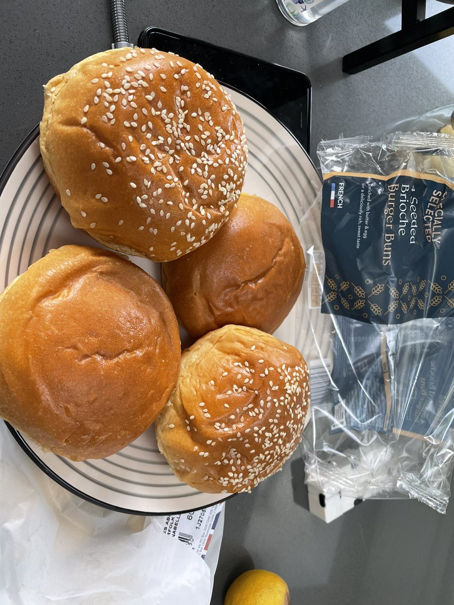 bally_jalaf's tweet photo. @AldiUK wasn’t too happy with Aldi when I opened this packet of buns. Only 2 of them seeded and unseeded conveniently put on the bottom of the seeded bun! https://t.co/2uaHtBJk9U