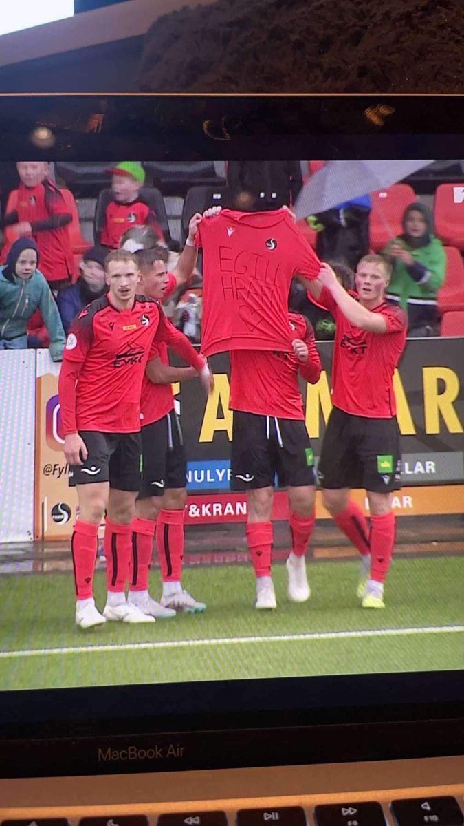 Slaugan1's tweet photo. 🧡🖤 Mjög svo fallegt 🧡🖤 17 ára drengurinn þinn nýbúinn að missa systir sína og þá missir hann besta vin sinn 🥺 Lífið er alls ekki auðvelt - verum góð við hvort annað 🧡🖤 #þaðeralltafvon 

https://t.co/TEtQ4xEuKe https://t.co/YHKTrUacpW