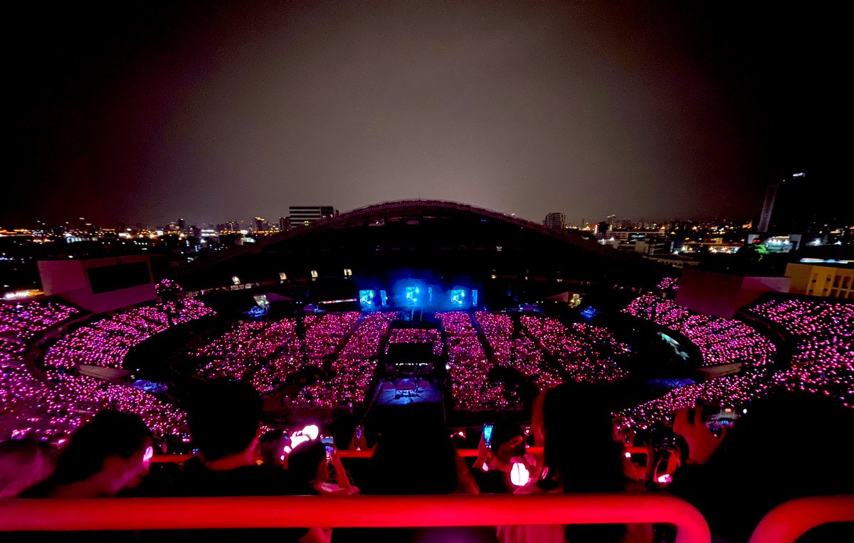 jnlisabear's tweet photo. kpopers: blackpink no puede llenar ni en el país de su integrante 

el estadio de                el estadio de 
tailandia por                 tailandia por 
dentro:                             fuera: https://t.co/w4y1pDnW3e