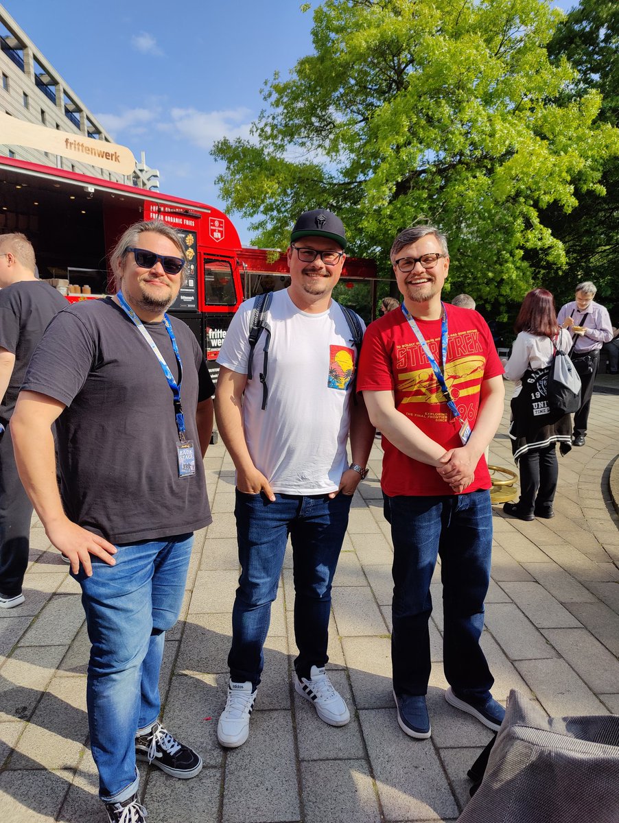 BjoernOschmann's tweet photo. FedCon 2023 in Bonn - tolle Leute, tolle Kostüme, tolle Stars, die Jungs vom Lieblingspodcast (@TrekamDienstag) - einfach eine tolle Zeit! Meine erste FedCon, aber bestimmt nicht meine letzte! 😊🖖 https://t.co/YCu5DXzPk2