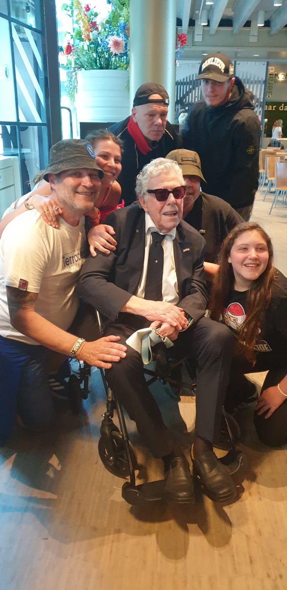 Hoogtepunt van de dag onder begeleiding van de Gravin ❤️, van links naar rechts van voor naar achter 🎵 🎶 van BG naar de 2e naar de units, naar 1e Brasserie en weer terug naar de 2e zalen 😭 prachtige Maasgebouw tour 😉😉met ons #Feyenoord icoon😭<a href="/FEY1962/">Tigre</a> <a href="/Plakplaat63/">Plakplaat</a>