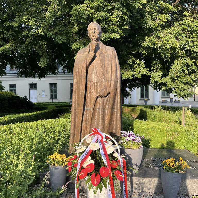 StanislawBudzik's tweet photo. Władze województwa i miasta oraz przedstawiciele archidiecezji
lubelskiej spotkali się - jak co roku - przed pomnikiem bł. Stefana Wyszyńskiego w kolejną rocznicę jego narodzin dla nieba. https://t.co/7yv9CBDfK2