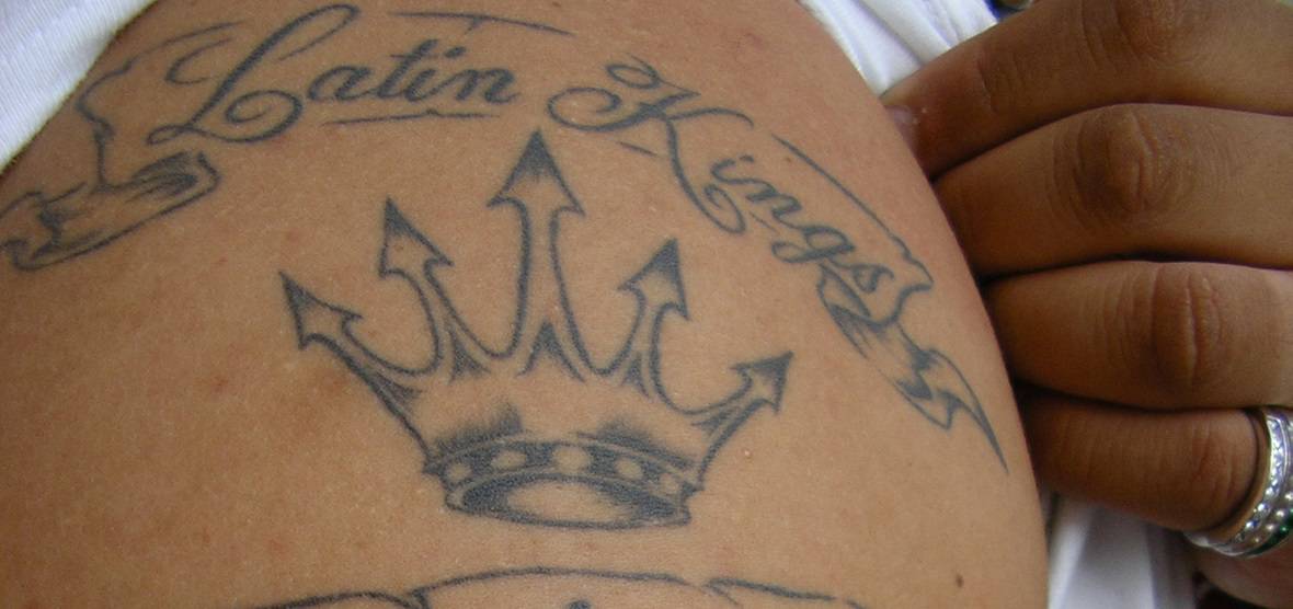 ‘Me hicieron sacar la ropa para buscarme un tatuaje de los Lobos o Tiguerores, si lo encontraban me mataban’, relata aún aterrado un joven que fue abandonado en Durán después de un robo ► ow.ly/Rf6450OyEOX