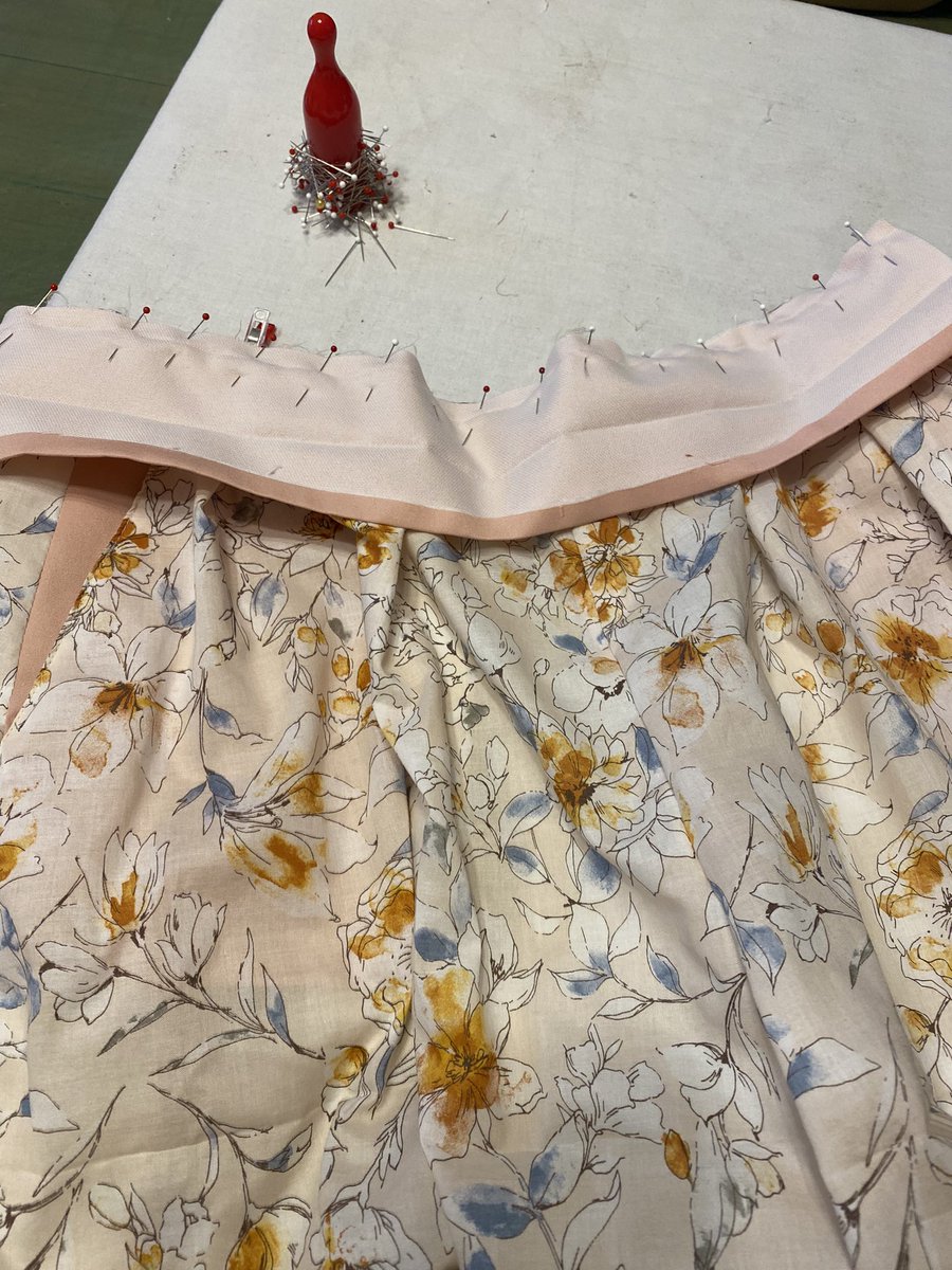 きょうはベルトつけしてます。また縫い順を間違えて3歩進んで2歩下がりました💦😢 https://t.co/BDkEuaLLaP