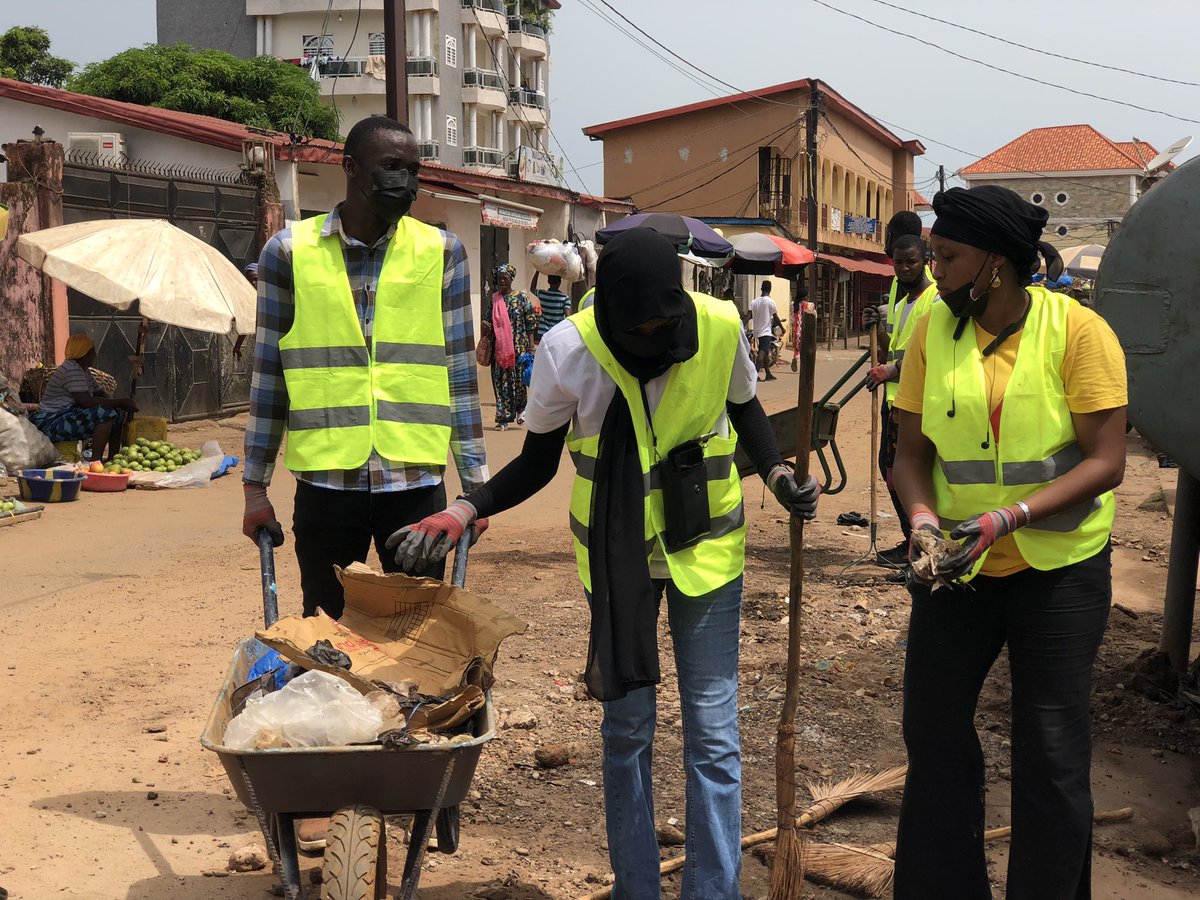 Forumguineen's tweet photo. Journée d’assainissement 
✅Marché Taouyah 

Tjrs dans l’esprit du Forum, les jeunes en première ligne.
 Ils étaient encore plus nombreux aujourd’hui pour cette action citoyenne.

Encore #bravo !

👱🏻‍♂️Jeunes 
 ☮️ Paix 
🪴Climat 
#UJLEG 
FGP2023
Agir pr le climat
Agir pr la paix https://t.co/OAQBCqjNXm