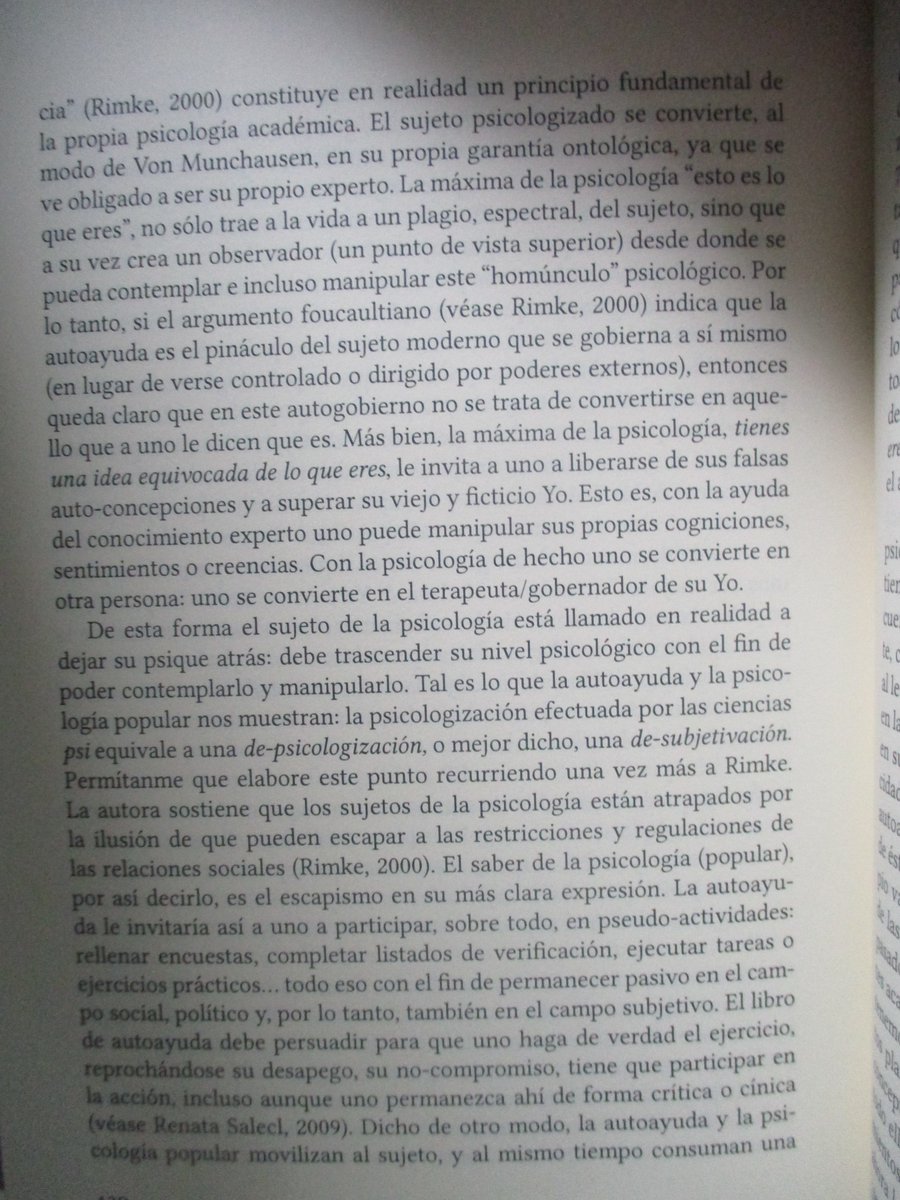 DadoEdiciones's tweet photo. El ciudadano moderno, presa de los discursos psicológicos de autoayuda, es invitado a "dejar atrás su viejo yo", reinventarse y modificar sus emociones y creencias, como si pudiera salir de si mismo y contemplarse de manera objetiva, sin condicionantes sociales. Es puro escapismo https://t.co/KnEUW4oUMd