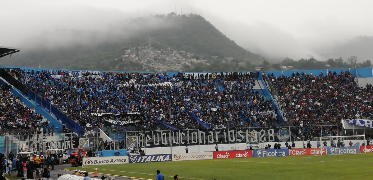 Que ganen las que quieran, pero como la hinchada del fútbol club Motagua no habrá jamás. Los colores más lindos del mundo son estos!