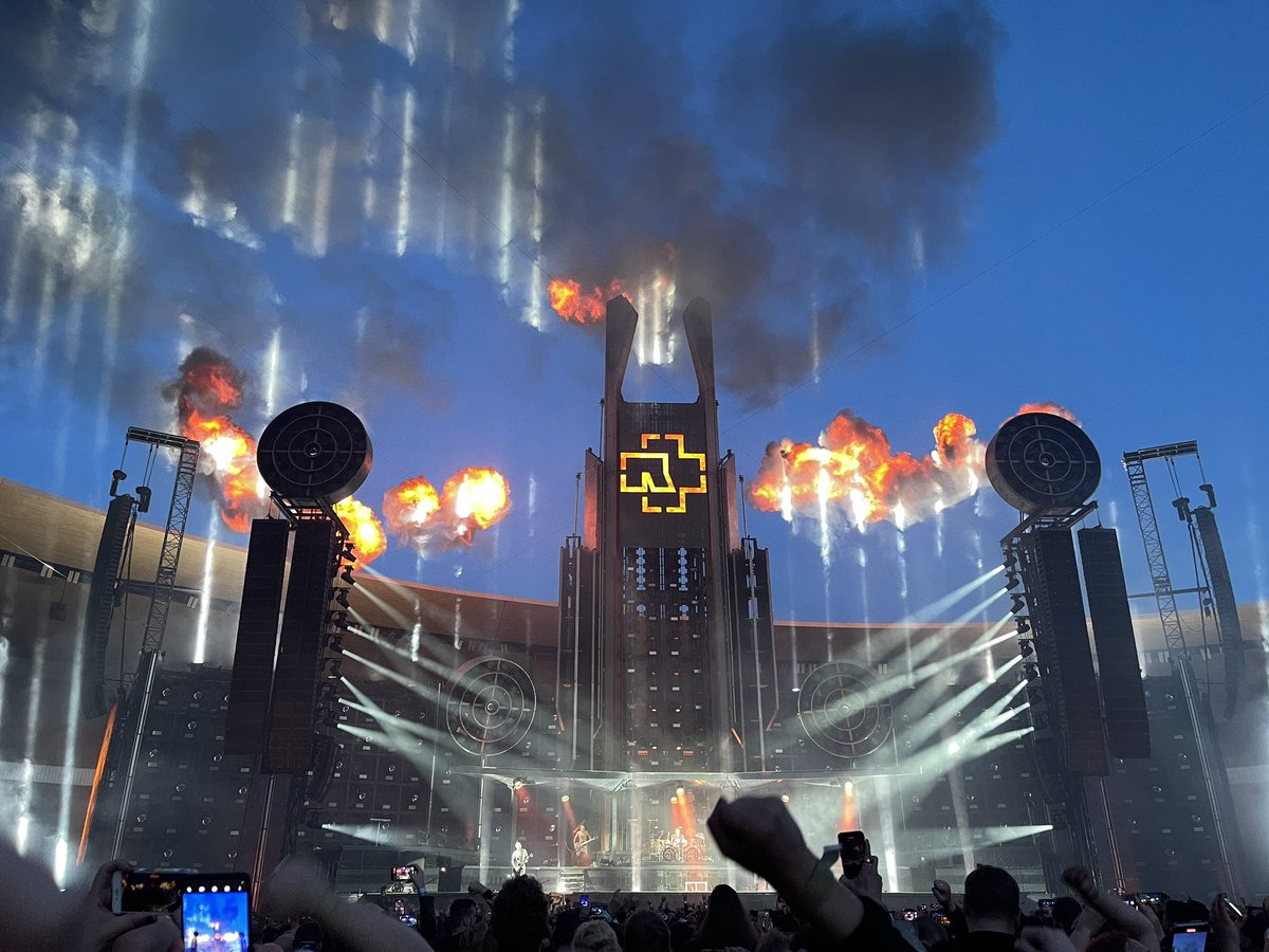 Veimmä iskän kattomaan Rammsteinia. Tykkäs kovasti ensimmäiseksi maailman luokan bändin keikaksi.