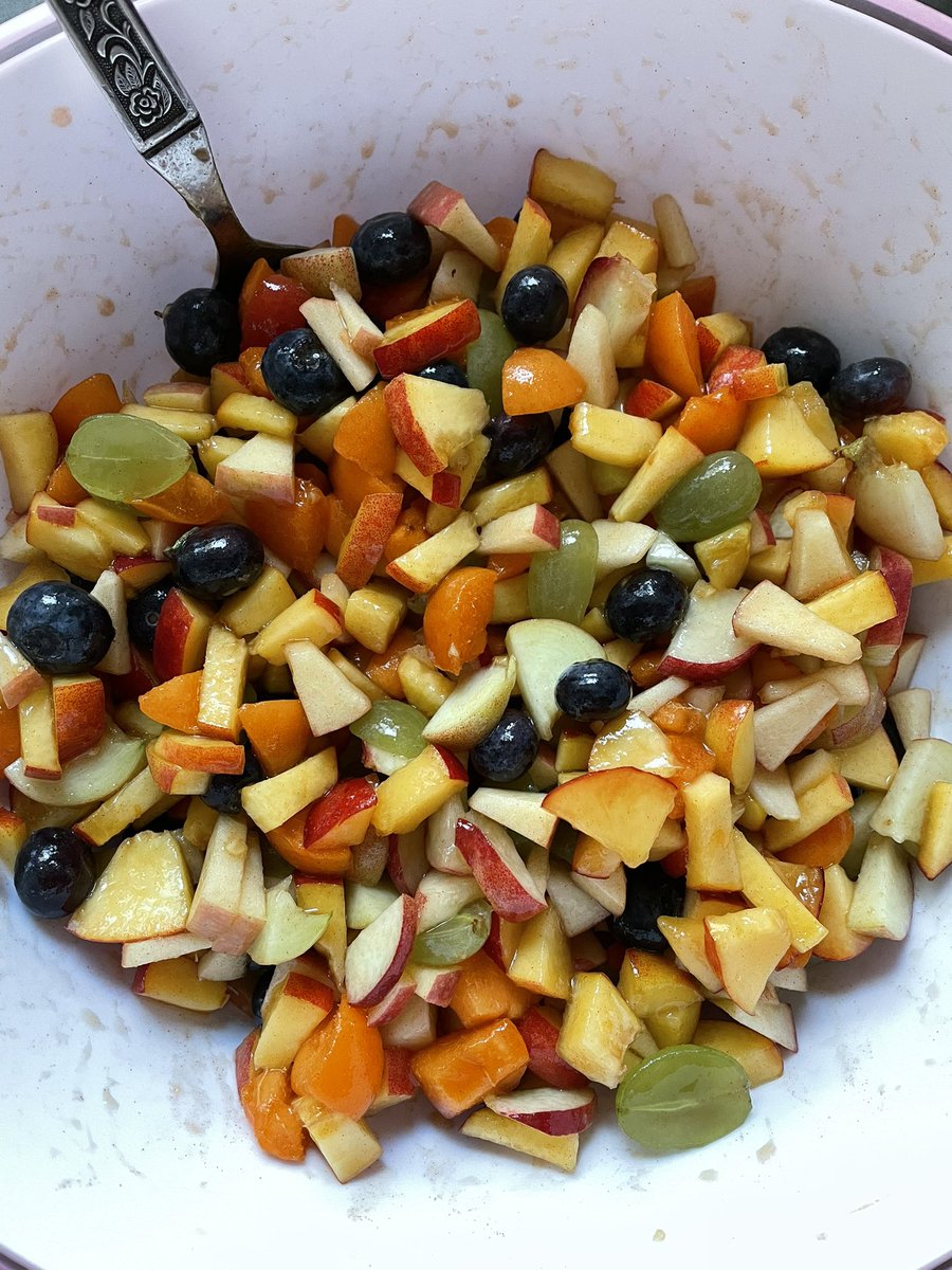 C_Kitten85's tweet image. After dinner some fruits! I love just love them.😋🤤🍎🍇🫐🍑 #fruits #yummie