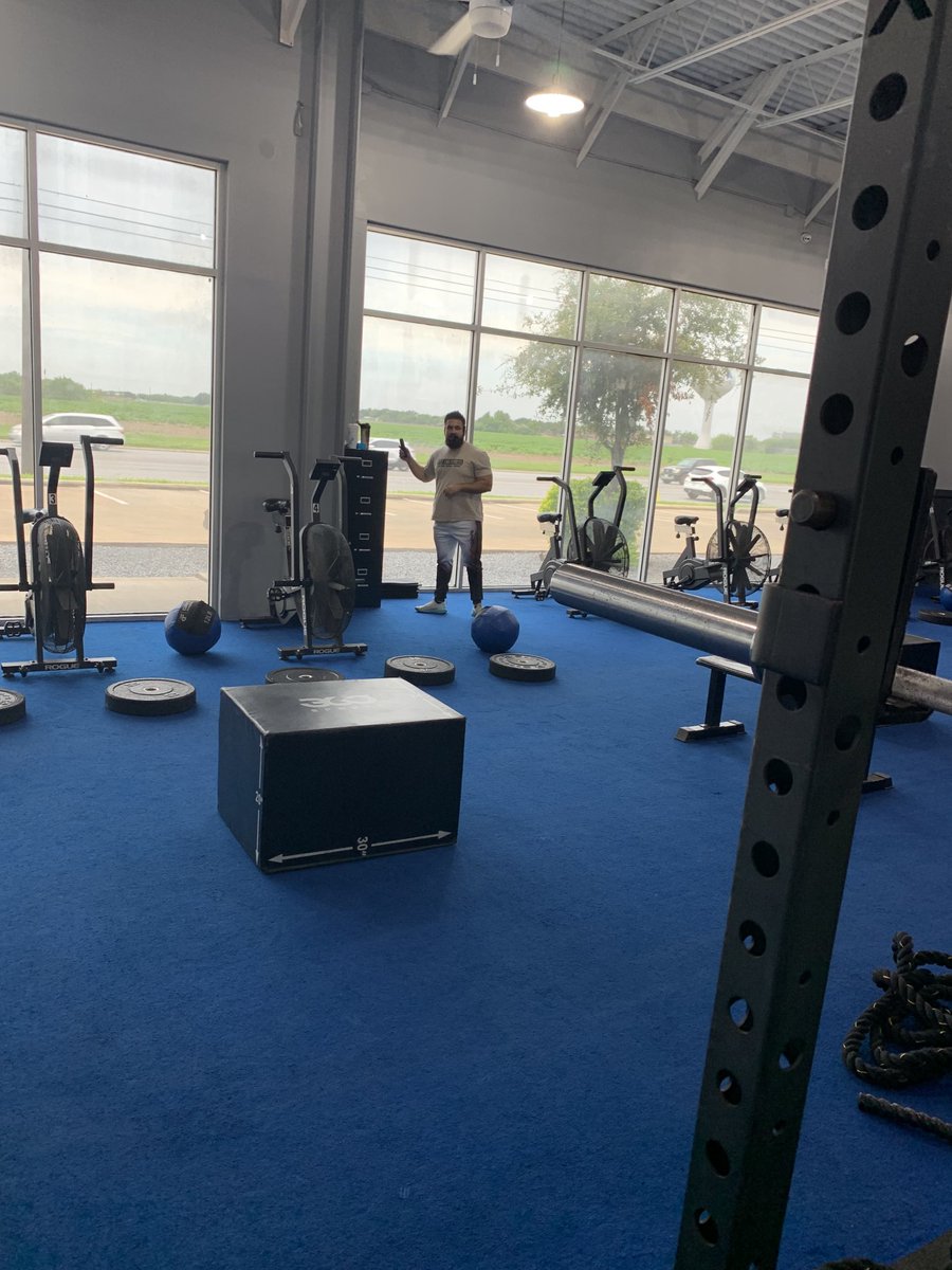 DonDon21670380's tweet photo. Coach Randy bringing the pain on Sunday ⁦@FITLabFitness1⁩ https://t.co/QEQcbFMOAj