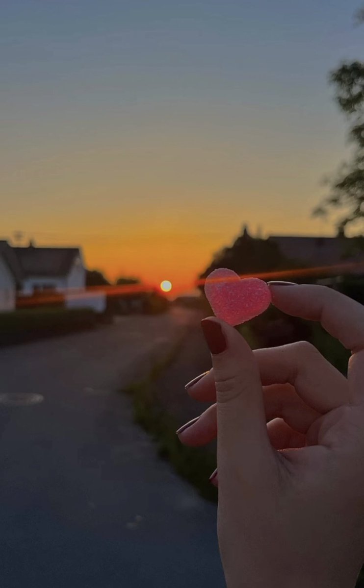 kikiidoyouloveme tweet media