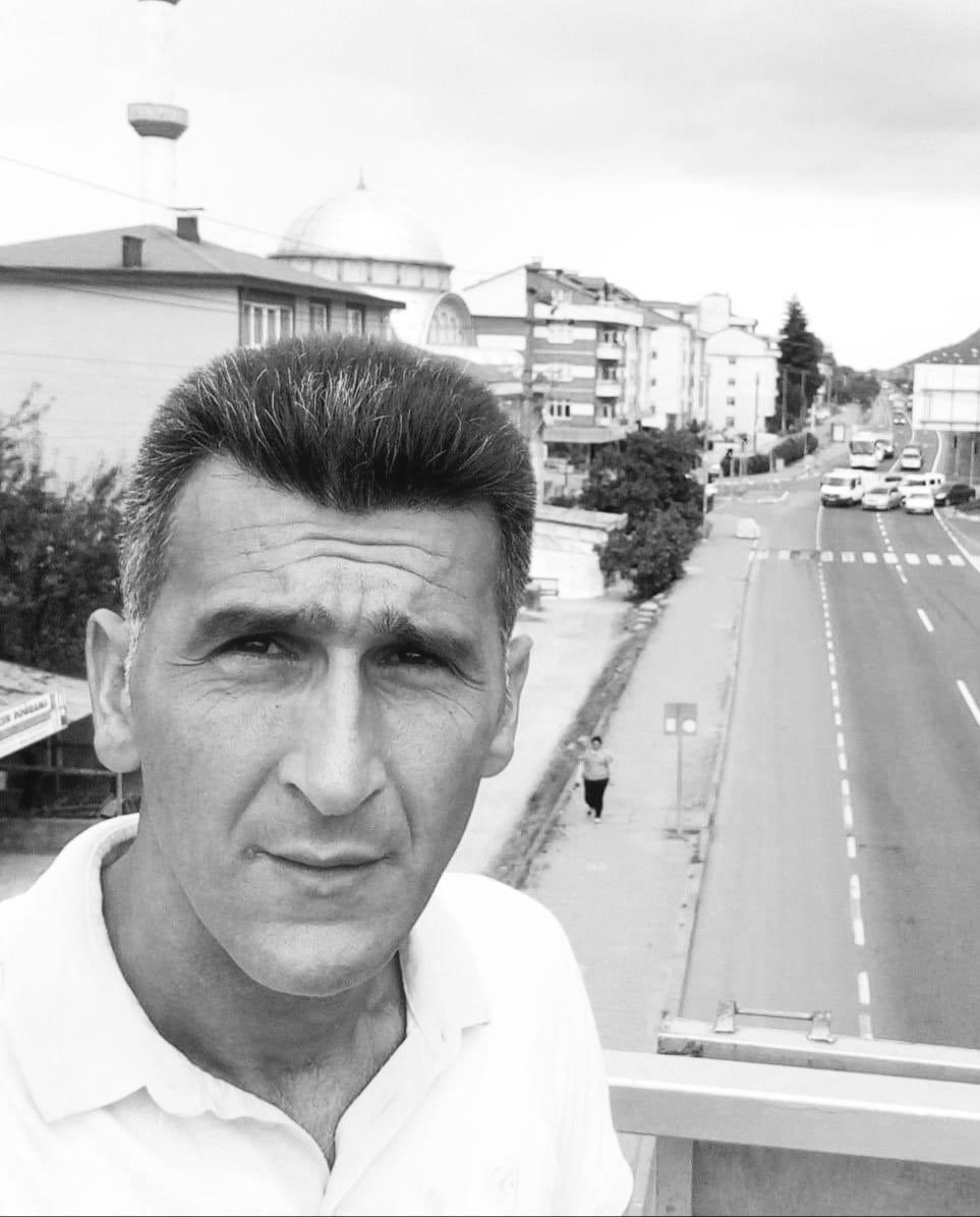 Seçimler kazanılır veya kaybedilir, önemli olan günlük yaşamımıza komşularımızla insanca devam edebilmektir. 

Topluma kin ve nefret tohumları ekmeden mücadelemizi verelim.  Bugün bir siyasi zafer edasıyla kutlama yaptığını zannedenler ilçemizde bir canımızı aldılar. Kıymetli