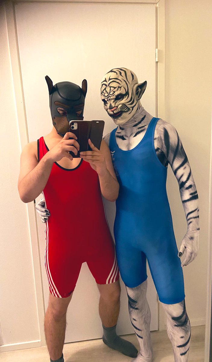 Red vs Blue.🏅 
Place your bets.

#singletsunday #gaywrestling #wrestlingfetish #pupplay #singletfetish #gaywrestlers #wrestlingpup #fursuitfriday #maskfetish #furryfandom #petsuit 

p.s. meet me at #furfloat 2023 🐯