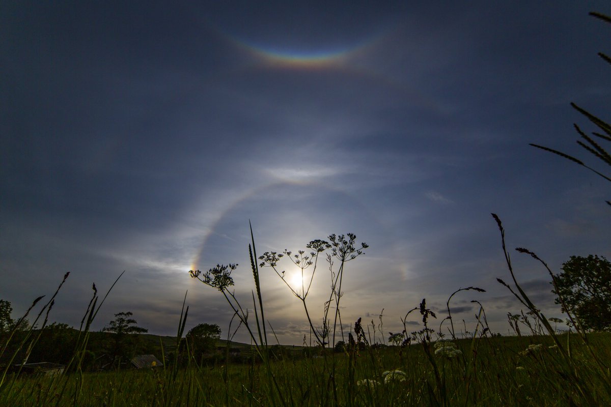 ⁦<a href="/stormhour/">#StormHour</a> ⁦<a href="/metoffice/">Met Office</a>⁩ ⁦<a href="/BBCScotWeather/">BBC Scotland Weather</a>⁩ ⁦<a href="/WindyWilson88/">Windy Wilson 😎</a>⁩ some super atmospheric optics occurring in #Kirkgunzeon #DumfriesandGalloway this evening. #CircumzenithalArc #SuperlateralArc #uppertangentArc #22°Halo