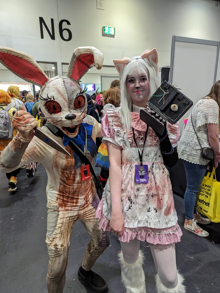 GeorgiouSummer's tweet photo. Here’s so comic con pictures from earlier! I look awkward but everyone was so nice! Also met @kellengoff and @Martholio #MCMComicCon #mcmcomiconfnaf #manglecosplay #fnafcosplay #fnaf https://t.co/Mj75achBsj