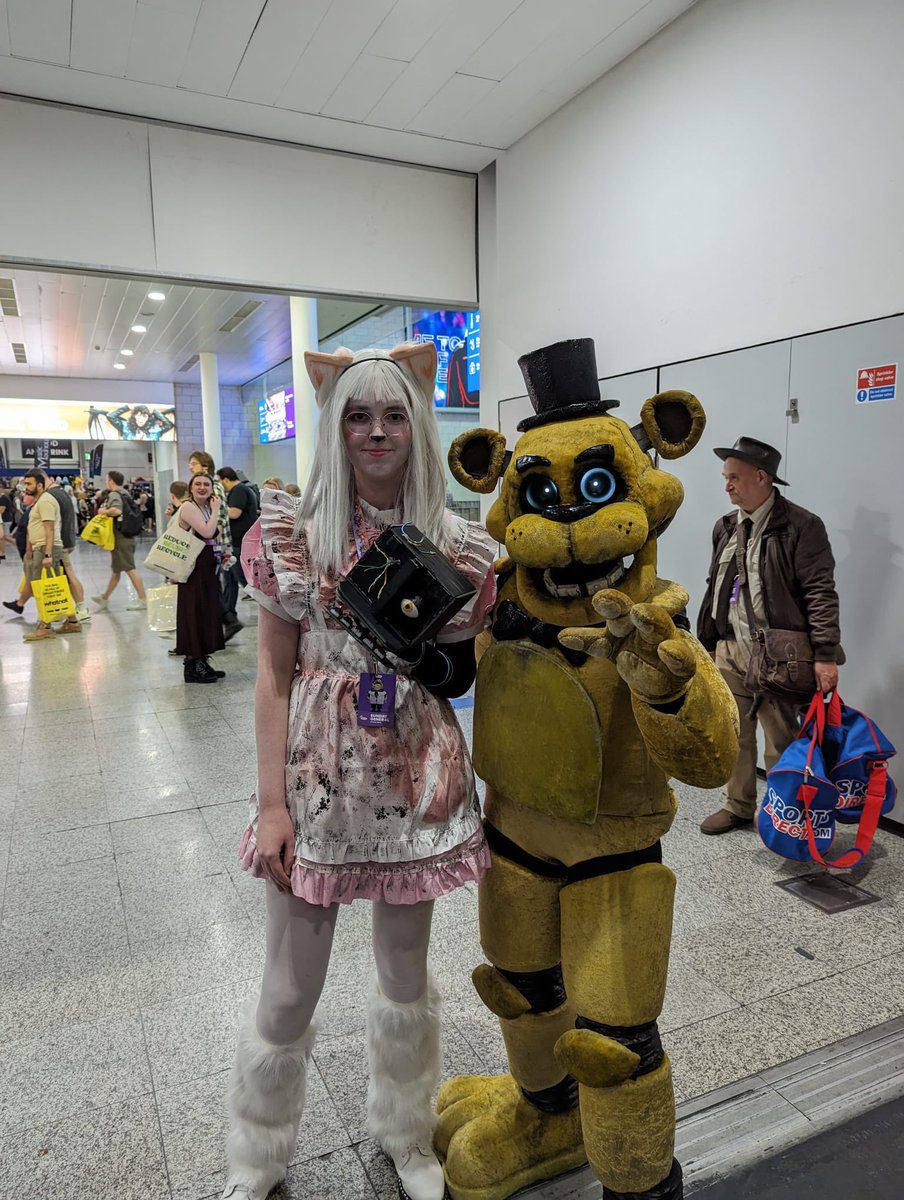 GeorgiouSummer's tweet photo. Here’s so comic con pictures from earlier! I look awkward but everyone was so nice! Also met @kellengoff and @Martholio #MCMComicCon #mcmcomiconfnaf #manglecosplay #fnafcosplay #fnaf https://t.co/Mj75achBsj