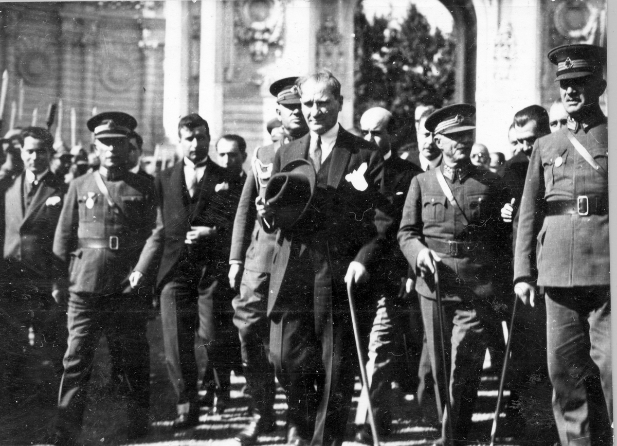FBTarihiOrg's tweet photo. "Binaenaleyh, biz her vasıtadan, yalnız ve ancak, bir noktai nazardan istifade ederiz. O noktai nazar şudur: Türk milletini, medenî cihanda, lâyık olduğu mevkie is'at etmek ve Türk Cumhuriyetini sarsılmaz temelleri üzerinde, her gün, daha ziyade takviye etmek… Ve bunun için de, istibdat fikrini öldürmek…"

Mustafa Kemal Atatürk