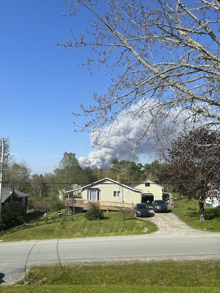 katiegale87's tweet photo. Hope everyone is safe!  I live just down the Peggy’s cove road and can see the smoke from here 💔 https://t.co/ykcouDvdXd