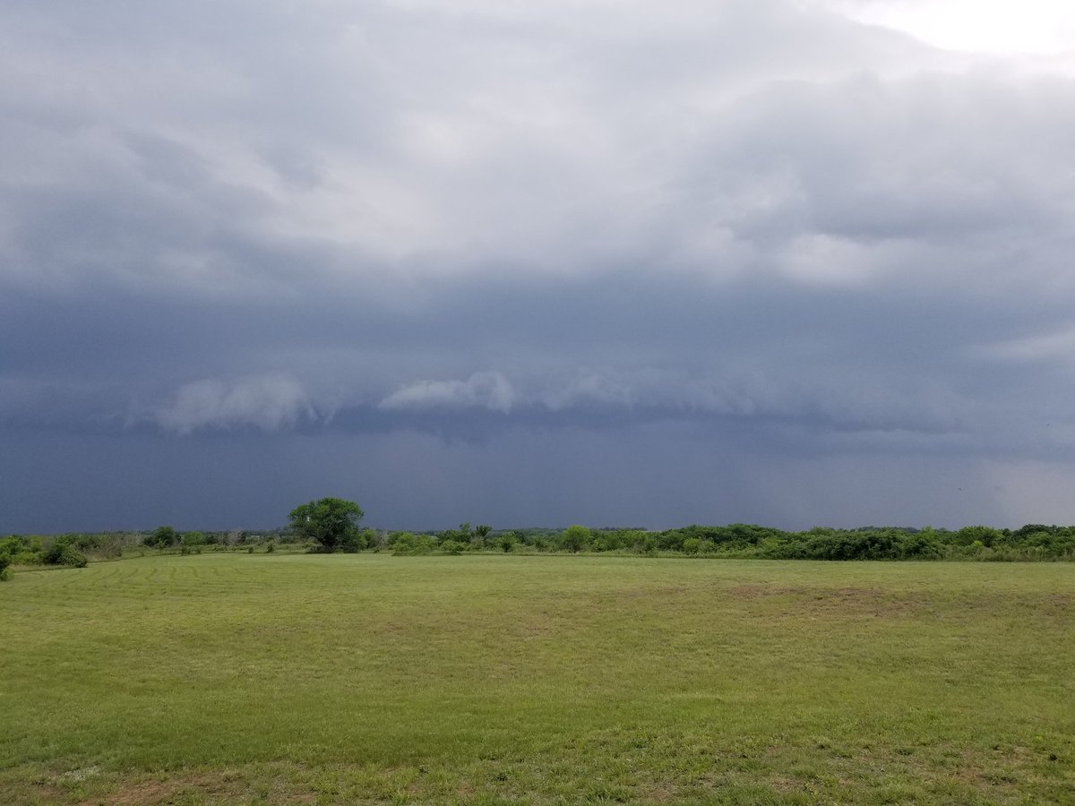 961hannah's tweet photo. Storm front west side of Milford Lake!  #kswx https://t.co/43qw9QfEo9