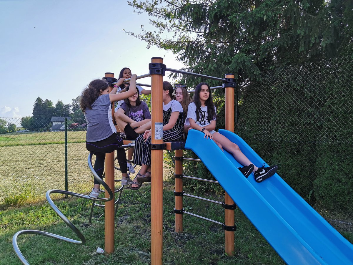 OSsencur's tweet image. Uživali so v skupnih igrah in druženju.  Zraven pa se še posladkali ob dobrotah, ki so jih pripravili naši učenci in njihovi starši, za kar se jim iskreno zahvaljujemo. #Cmepius #Erasmus #Adergas