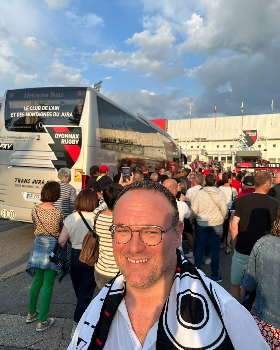 damienabad's tweet photo. Accueil des joueurs d'@OyonnaxRugby au stade Mathon.
Un retour triomphant ร Oyonnax pour fรชter le titre et la montรฉe en Top 14.
Bravo aux #oyomen nous sommes fiers de notre club rouge et noir. #Top14 #Rugby https://t.co/npivapipwv