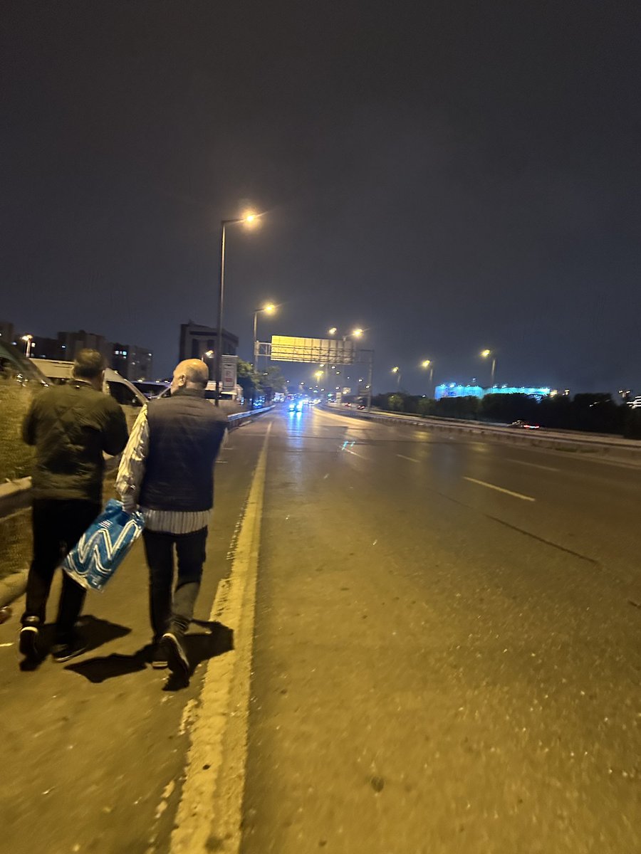 Otobüs, “Trafik var, giremem” diye otobanda bıraktı @ekrem_imamoglu . Fotoğrafta da göründüğü gibi bomboş yol. Gece yarısı otobandan eve yürüyoruz. Bravo Başkan, millet uzaya gidiyor, sen bize “yaya” İstanbul turu attırıyorsun. Seçim de gelir elbet.