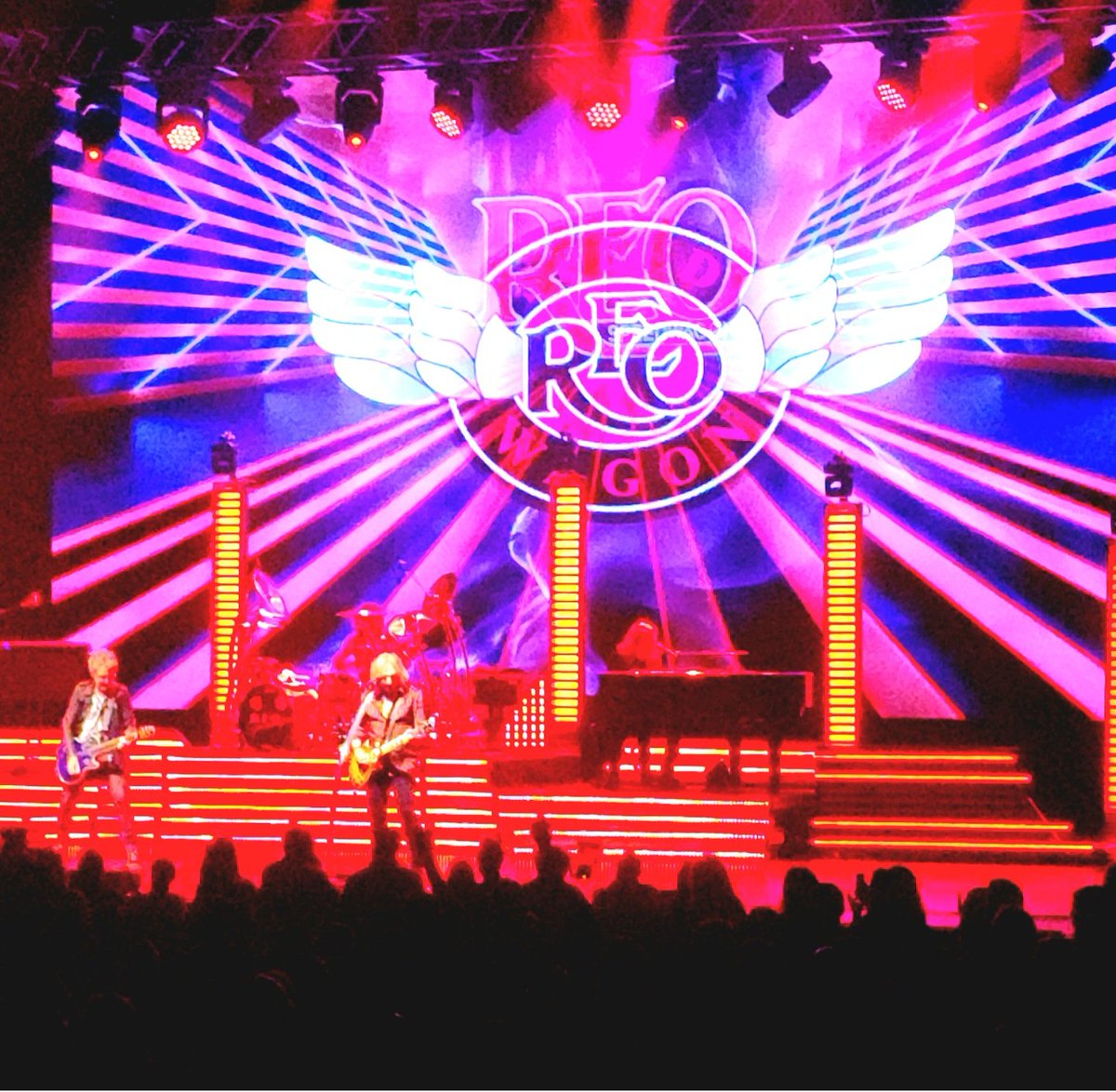 VoochieV's tweet image. I saw REO Speedwagon last night for the 7th time. I love REO and they never disappoint, every song is a sing along. The highlight was original member Alan Gratzer coming on stage. #Time4me2fly #RollWithTheChanges