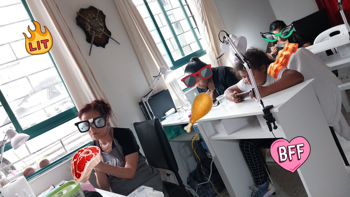 Veca_Nails's tweet photo. Aquí en el asado de @karolg 
Los envidiosos dirán que estoy dictando clases... pero las chicas están en un asado de conocimientos 
#losdesiempre 
#asadoconkarolg
#amargura https://t.co/gt8VNUXtGe