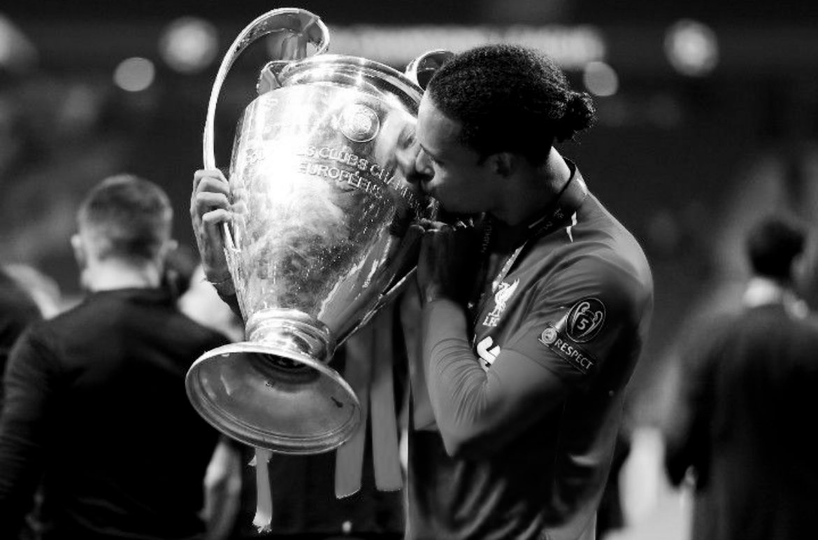 px__sk_'s tweet photo. van Dijk : 
عندما يستخدم فان دايك الذكاء في الدفاع قبل كل شي .
من خلال تكنيك فان دايك اقدر أكدلك انو قادر على التحكم بالخصم بالتحرك واتخاذ القرار .

المهاجم للفريق الخصم في موقف 1 امام 1 
او موقف 1 أمام 2 والاستراتيجيه التي يتبعها المدافع لافتكاك الكره بدون ارتكاب اخطاء 

⬇️ https://t.co/8r3HSWYT6h