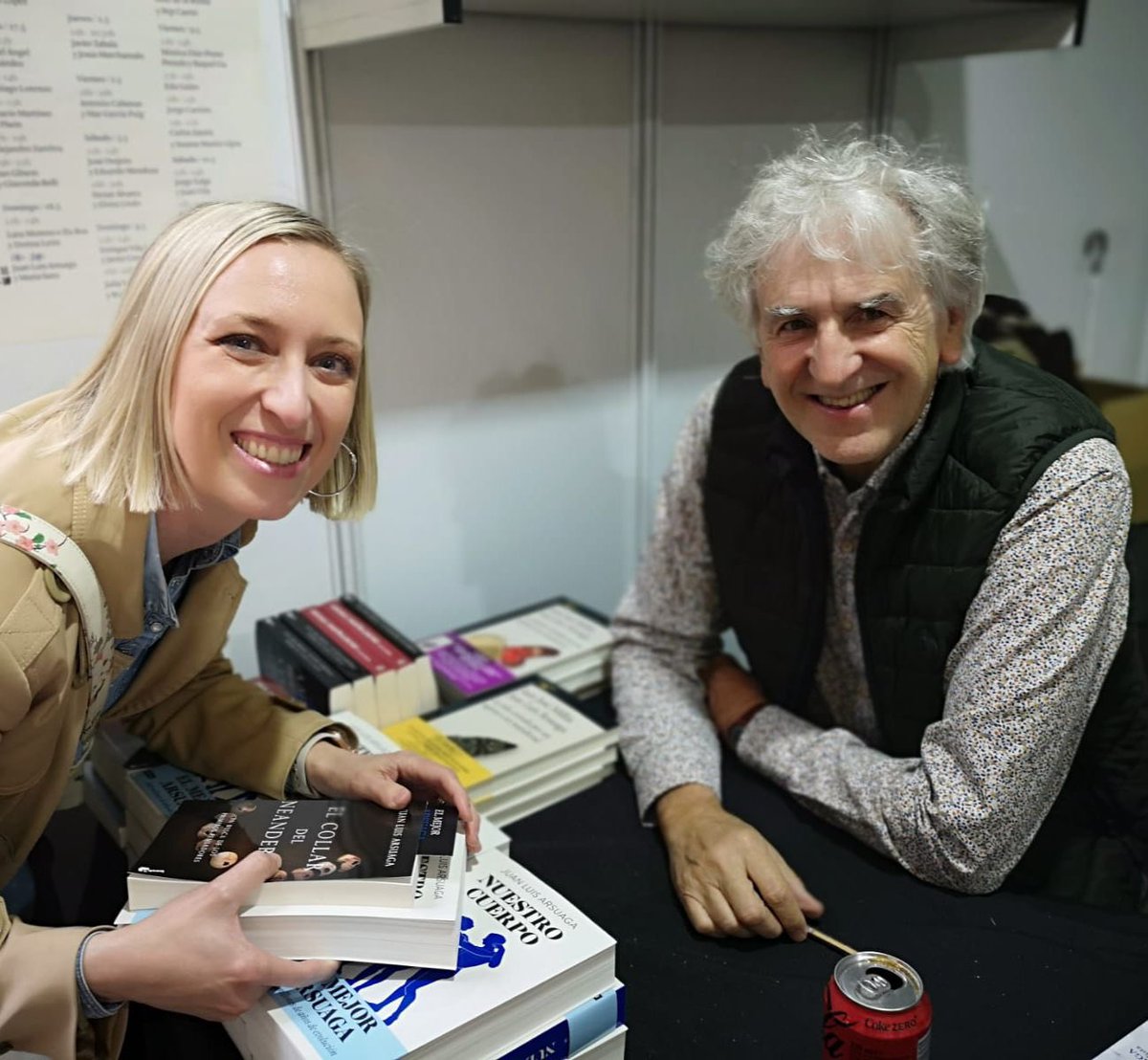 ¡Gracias <a href="/JuanLuisArsuaga/">Juan Luis Arsuaga</a>! Ha sido larga la espera (años), pero la conversación ha merecido la pena. Ni la lluvia en la #FeriaDelLibroMadrid va a deslucir ese momento de gratitud 🙏🏻 Ahora a leer #Nuestrocuerpo
