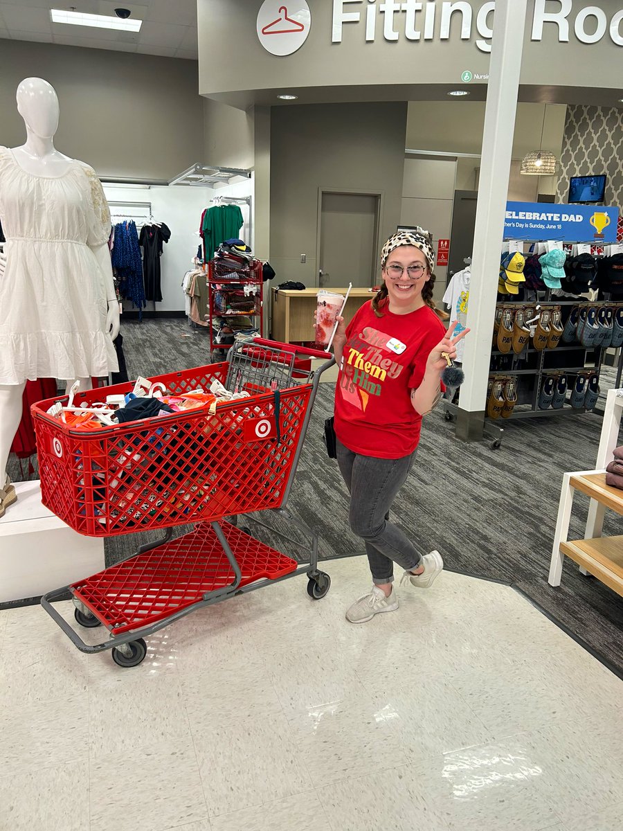Shoutout to Marin for her hard work preventing shortage in the fitting room! So glad to have such an attentive and observant team member ❤️