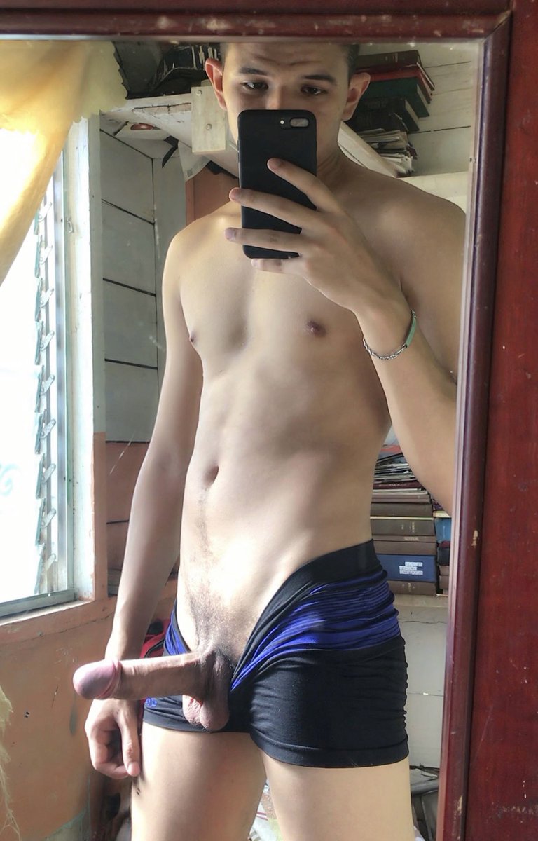 kingbrianl's tweet photo. aqui estoy con la verga dura 😈🔥 https://t.co/Fx5vWrAboK