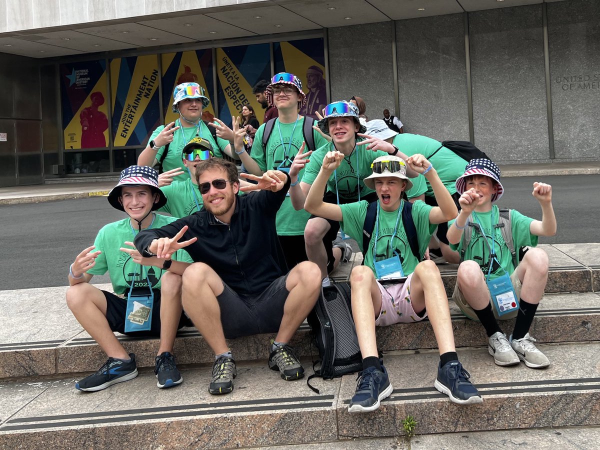 HolmesDCtrip's tweet photo. Not to brag, but #BusLightyear has the best tour guide. Thanks for leading our group Raphael! https://t.co/CmFtDOf2ah