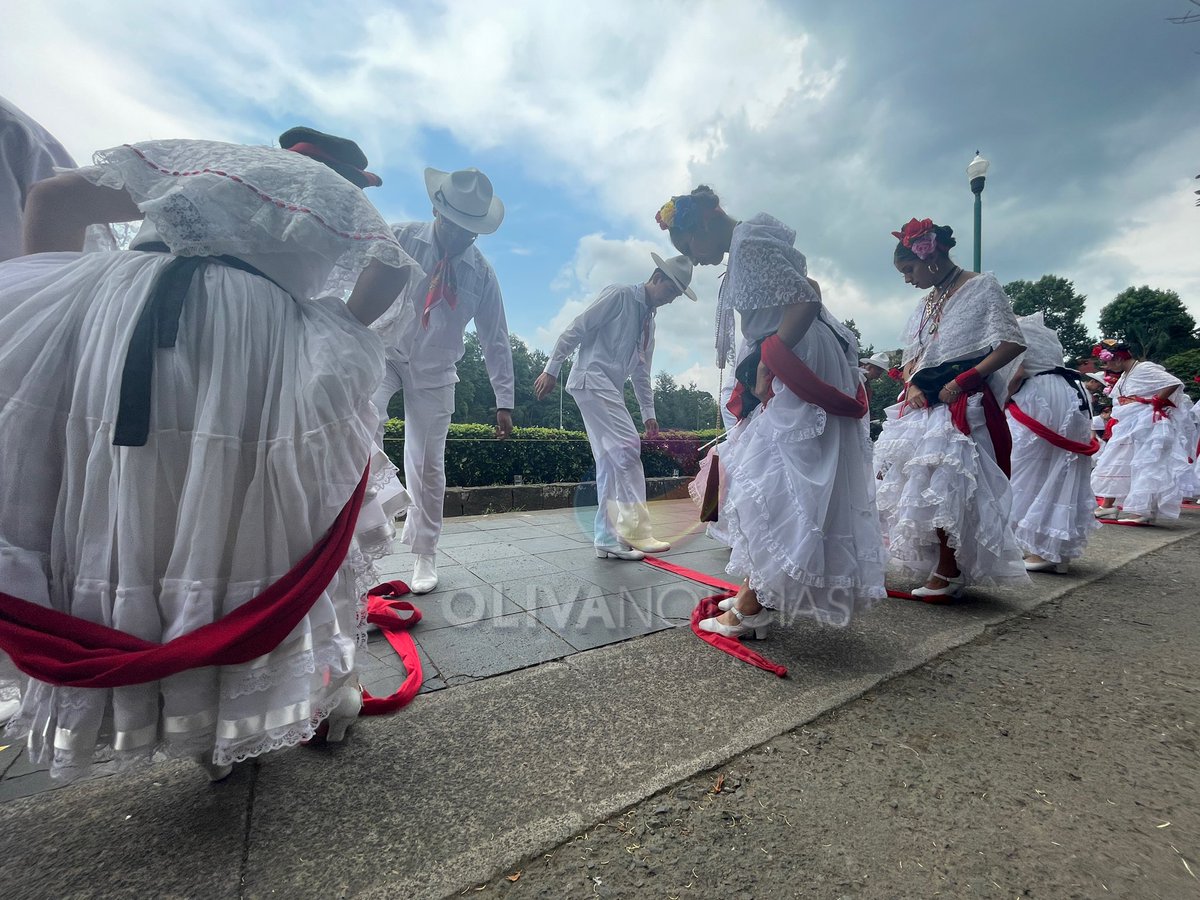 📸 #GALERÍA ✅ #CoberturaEspecial Con éxito se llevó a cabo Récord de #LaBamba2023 desde el paseo de Los Lagos #Xalapa 
#OlivaNoticias #Multimedios