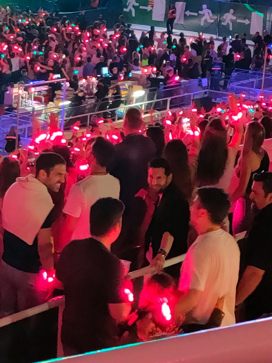 coldplaylife_'s tweet photo. 👀 Lionel Messi en el Estadio Olímpico de Barcelona viendo a Coldplay.

📸 Vía Coldplay Xtra https://t.co/Wv5vGSAAto