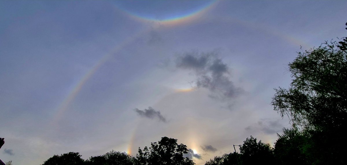 FoRoscamp's tweet photo. #sunhalos galore!
#sundayskies https://t.co/Qrww6nh6s7