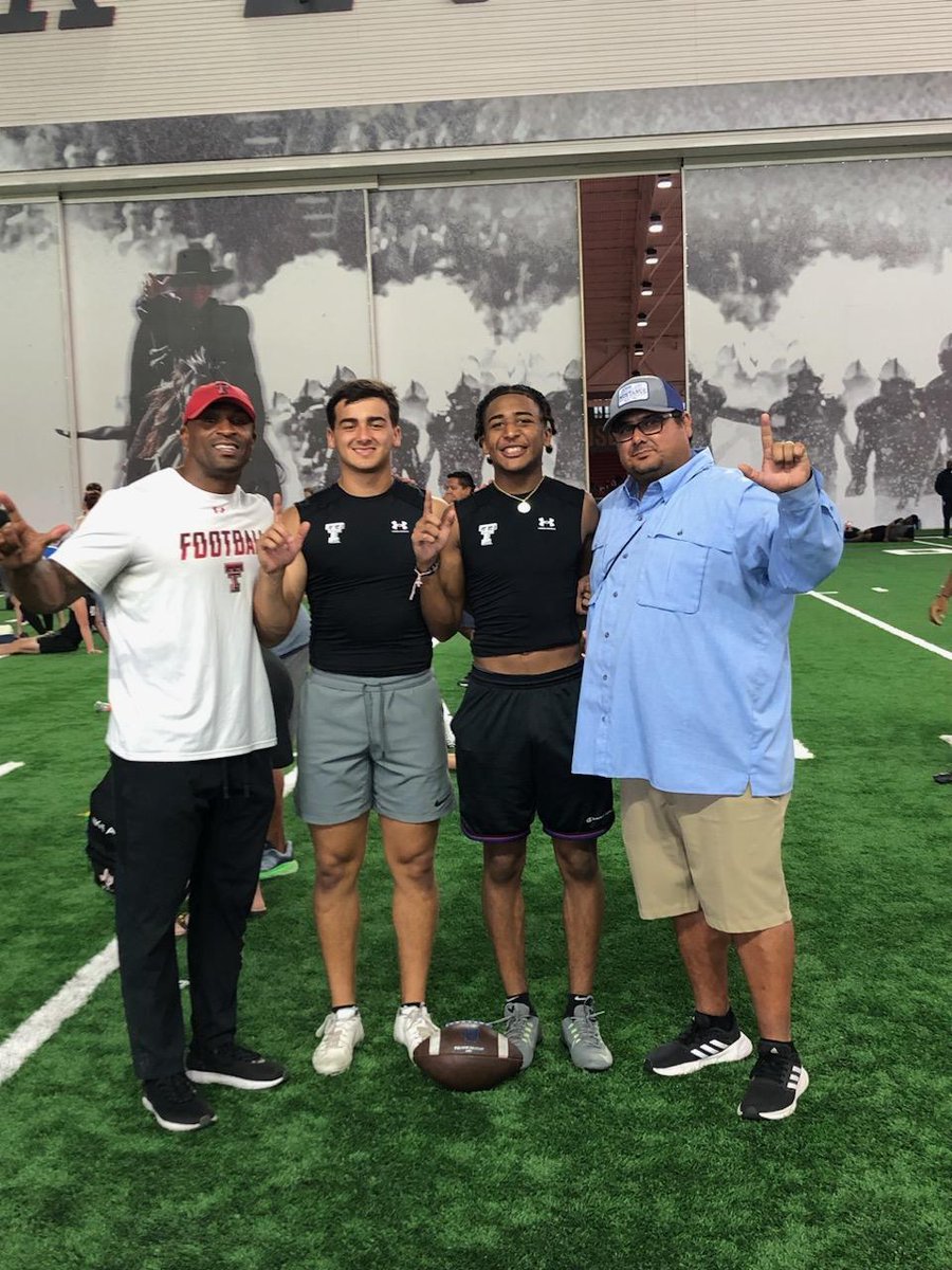 Nothing like a few John Jay Mustangs in Lubbock, Tx! <a href="/themorris23/">sammy morris</a> <a href="/dylangordon02/">Dylan Gordon</a> <a href="/JacksonGut06/">Jackson Gutierrez</a> <a href="/JayMustangFB/">John Jay Mustang Football</a>
#JohnJayPoud