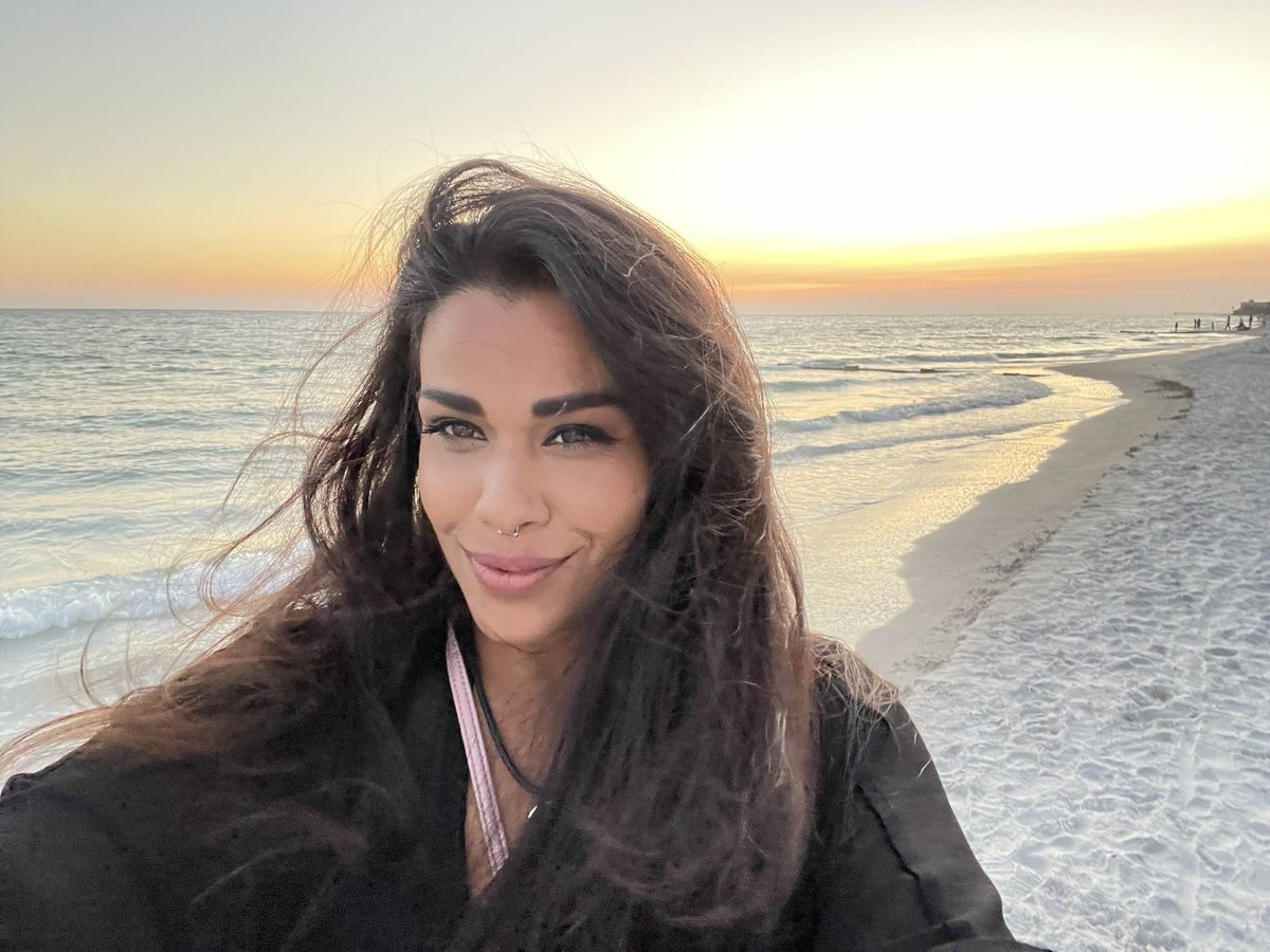 JadeFK8's tweet photo. #sexywoman #beach #sunset #takemehere https://t.co/rM4w2qvFIH