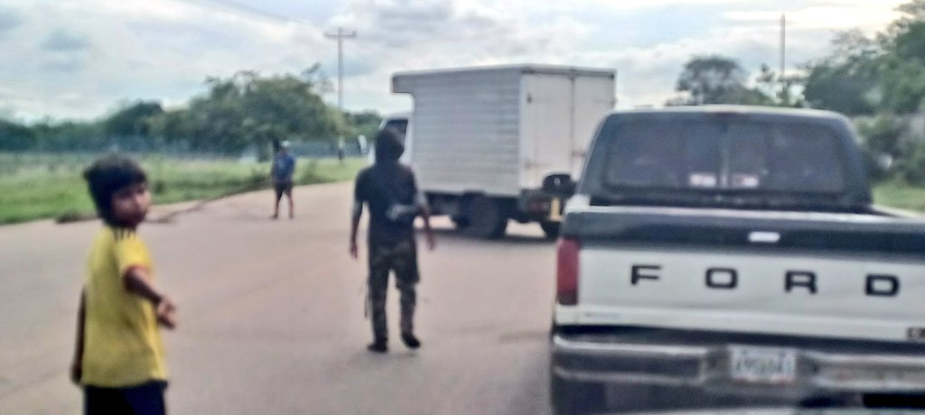 <a href="/Gonzalezaa_/">@Gonzalezaa_</a> <a href="/NicolasMaduro/">Nicolás Maduro</a> <a href="/LDanieri/">Lenin Danieri D</a> <a href="/manuelrosalesg/">Manuel Rosales</a> <a href="/Madepalmar/">Madepalmar</a> Ayer Sábado #27May esos "presuntos" extorsionadores tenían varios puntos ilegales en la Troncal 6 con palos y piedras exigiendo dinero a cambio de paso.
👉Con "pintacaritas" y complacencias inviables no se resuelve el problema sino cumpliendo y hacer cumplir la LEY y el ORDEN.