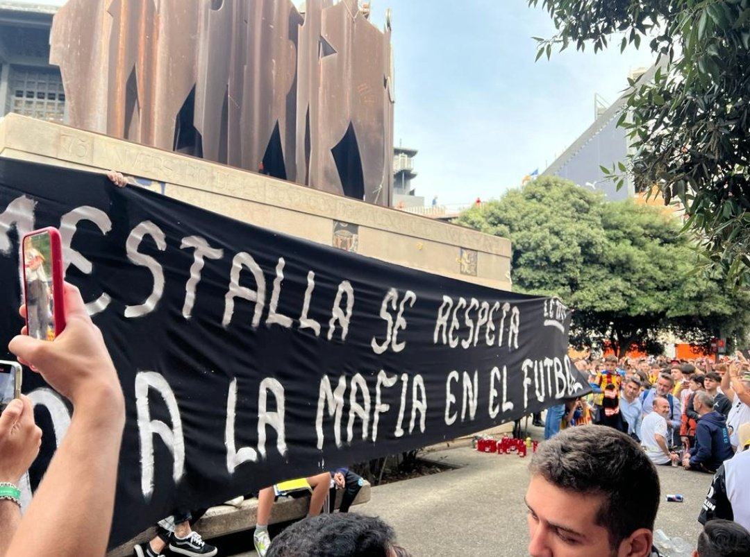 TorinoSud's tweet photo. No merecemos este sufrimiento.
No aceptamos esta situación.

Siempre estaremos a tu lado y frente a tus enemigos, que crecen como ratas.

Mestalla se respeta. 
No a la mafia en el fútbol. https://t.co/am3mauCs1B