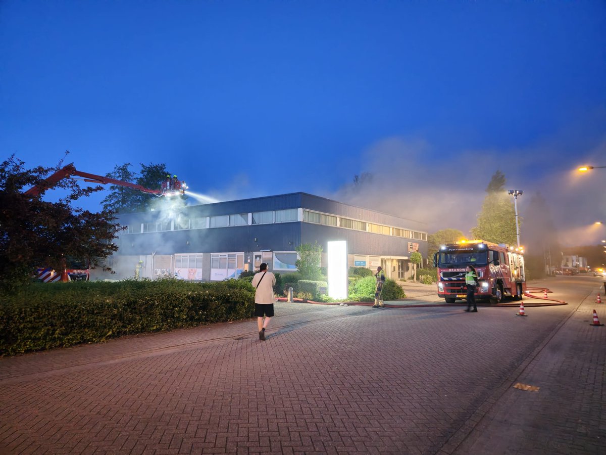 forse brandweerinzet voor brand in meubelfabriek in Culemborg. Volg berichtgeving @CrisisGLZ 
sterkte aan alle betrokkenen.   Beelden via x.com/112glasstadnl/…